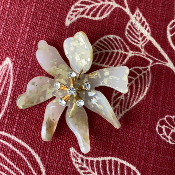 White/Gold accents Lily Resin Earring - Picture 3 of 7